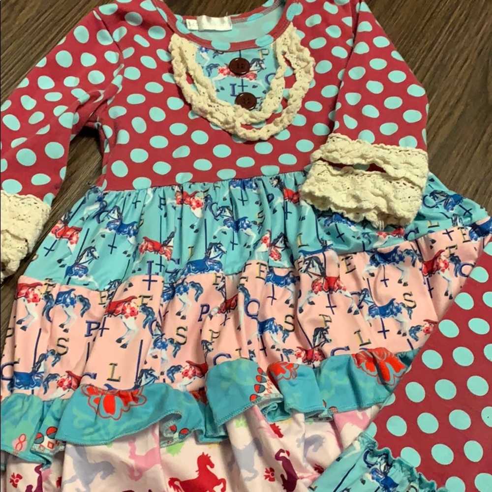 Dress tunic top with leggings. Carousel print